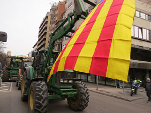 Protesta dels pagesos gironins amb una tractorada pel centre de la ciutat