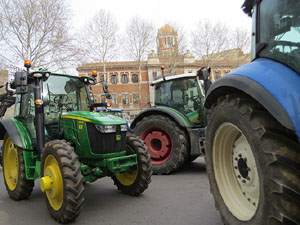 Protesta dels pagesos gironins amb una tractorada pel centre de la ciutat