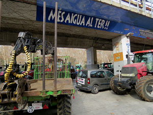 Protesta dels pagesos gironins amb una tractorada pel centre de la ciutat