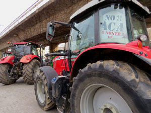 Protesta dels pagesos gironins amb una tractorada pel centre de la ciutat