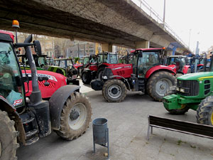 Protesta dels pagesos gironins amb una tractorada pel centre de la ciutat