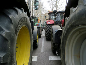 Protesta dels pagesos gironins amb una tractorada pel centre de la ciutat