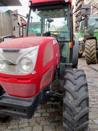 Tractor a la pla&ccedil;a de Pompeu Fabra
