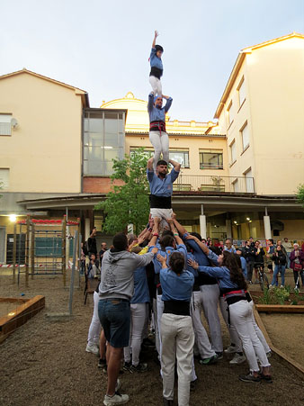 El pilar dels Marrecs de Salt al pati de l'escola Eiximenis