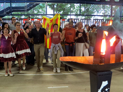 Ballada de sardanes entorn de la Flama