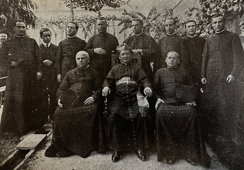 Bartomeu Barcel&oacute;, segon per la dreta, amb el bisbe de Puno al Per&uacute;. 1915