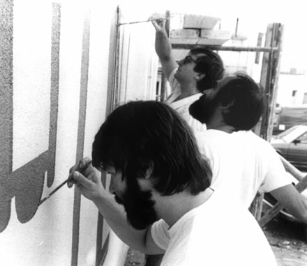 Santiago Roca Delpech Costa pintant el mural a la pla&ccedil;a de la Creu de Caldes de Malavella. 1987