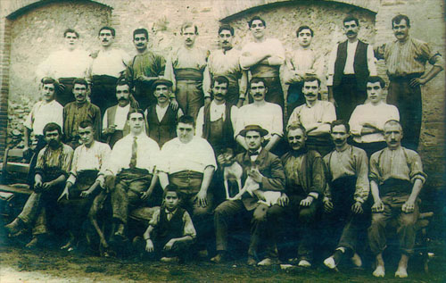 Adoberia de Pau Moradell, situada problament al carrer Nou 151-153 de Figueres. Retrat dels adobers de 1915