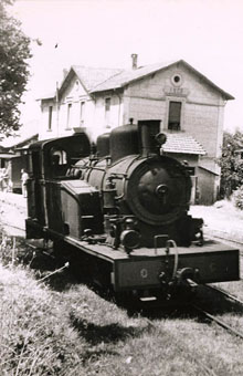 Locomotora del carrilet Olot-Girona sortint de l'estaci&oacute; d'Amer. 1965-1969
