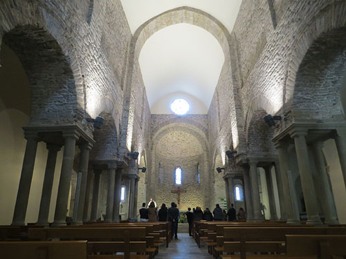 Nau de l'esgl&eacute;sia del monestir de Santa Maria