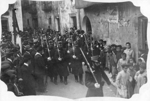 Homenatge fet el 26 de desembre de 1909 al doctor Francesc Rovira Sala, coronel i sacerdot de Sant Miquel de Campmajor, que protagonitz&agrave; una de les batalles m&eacute;s m&iacute;tiques de la Guerra del Franc&egrave;s. La desfilada militar passa davant de la Pia Almoina, antiga Casa Consistorial de Banyoles