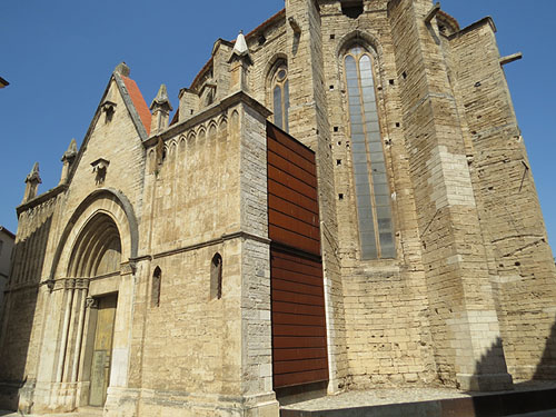 Porta lateral i cap&ccedil;alera g&ograve;tica de l'esgl&eacute;sia de Santa Maria dels Turers