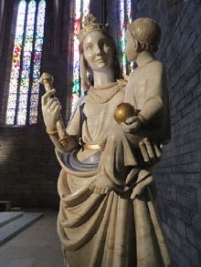 Mare de D&eacute;u d'alabastre blanc, obra de l'escultor banyol&iacute; Josep M. Bohigas Masoliver (1957) inspirada en les marededeus g&ograve;tiques. Presbiteri de Santa Maria dels Turers