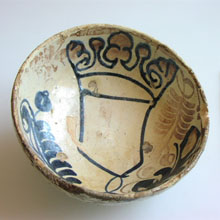 Bol de cer&agrave;mica catalana vidriada en blau i reflexos daurats marrons del segle XV. 13,5 cm de di&agrave;metre d�obertura i 5,5 cm d'altura