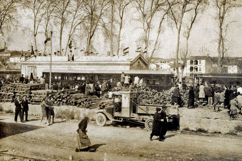 Arribada del primer tren de passatgers el dia de la inauguraci&oacute; de l'estaci&oacute; de Banyoles. 15 de mar&ccedil; a de 1928