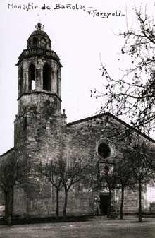 Monestir de Sant Esteve de Banyoles. Vista de la fa&ccedil;ana i del campanar. 1911-1936