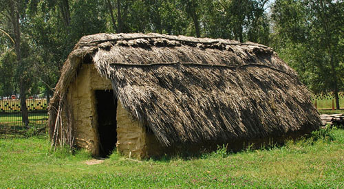 Cabana reconstru&iuml;da mitjan&ccedil;ant m&egrave;todes d'arqueologia experimental al parc neol&iacute;tic de la Draga