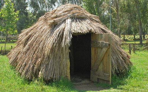 Cabana reconstru&iuml;da mitjan&ccedil;ant m&egrave;todes d'arqueologia experimental al parc neol&iacute;tic de la Draga