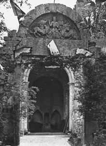 Porta i timp&agrave; de Santa Maria de Besal&uacute;, a l'empla&ccedil;ament original. 1914