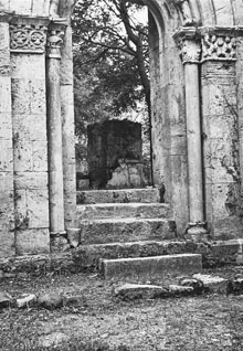 Portal del claustre de Santa Maria de Besal&uacute;, abans del trasllat. 1914