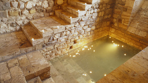 El micv&eacute;, bany ritual jueu de Besal&uacute;