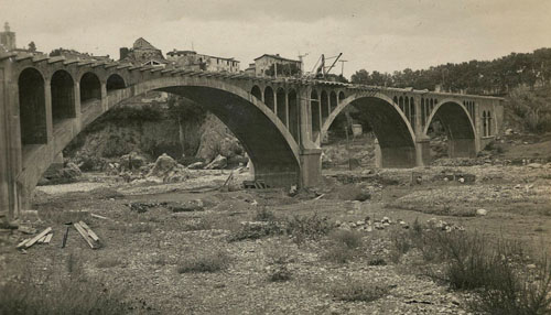 Obres de reconstrucci&oacute; del pont nou de Besal&uacute;, sobre el riu Fluvi&agrave;, volat parcialment al final de la Guerra Civil. 1939-1940