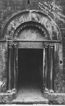 Porta de l'esgl&eacute;sia de Sant Vicen&ccedil; de Besal&uacute;. 1911-1936