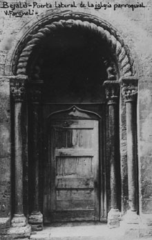 Porta de l'esgl&eacute;sia de Santa Maria de Besal&uacute;. 1911-1936