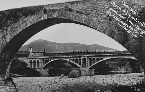 El riu Fluvi&agrave; al seu pas per Besal&uacute;. En primer terme, l'arc del pont vell i en segon terme, el del pont Nou. Al fons, la muntanya del Santuari del Mont. 1911-1936