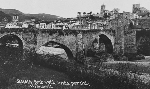 Vista de Besal&uacute; amb el pont Vell i el riu Fluvi&agrave; en primer terme. 1911-1936