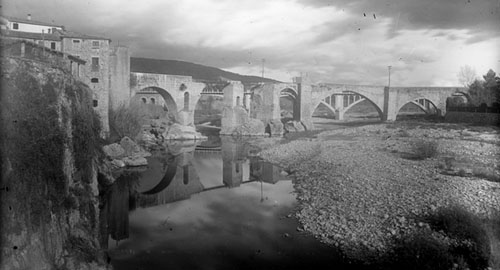 El pont medieval de Besal&uacute; dinamitat durant la Guerra Civil. 1941