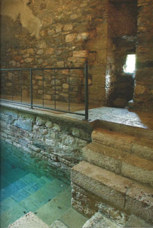 Micv&eacute;, banys rituals de Besal&uacute;