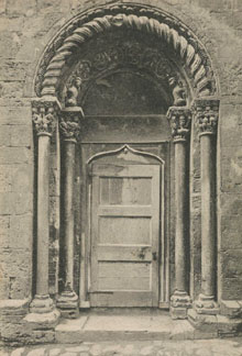 Vista de la porta lateral de l'esgl&eacute;sia de Sant Vicen&ccedil; de Besal&uacute;. 1901-1920
