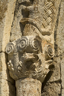 Esgl&eacute;sia de Sant Pere de Besal&uacute;. Detall