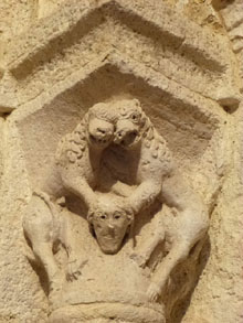 Esgl&eacute;sia de Sant Juli&agrave; de Besal&uacute;. Darreries del segle XII. Detall