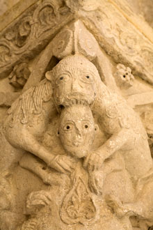 Esgl&eacute;sia de Sant Juli&agrave; de Besal&uacute;. Darreries del segle XII. Detall