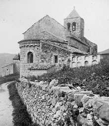 Vista general de l'esgl&eacute;sia de Sant Feliu i part del cementiri de Rocabruna. 1918