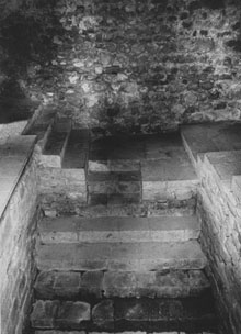 Escalinata dels banys jueus de Besal&uacute;. 1985