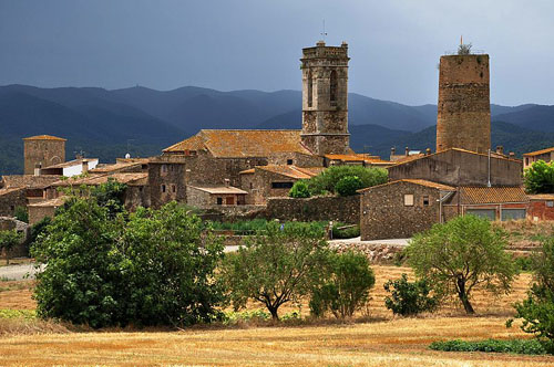 Cru&iuml;lles, amb el campanar de l'esgl&eacute;sia de Santa Eul&agrave;lia i la torre de l'homenatge del castell