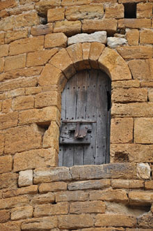 Porta principal de la torre de l'antic castell de Cru&iuml;lles