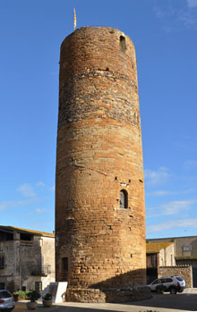 Torre de l'homenatge de l'antic castell de Cru&iuml;lles