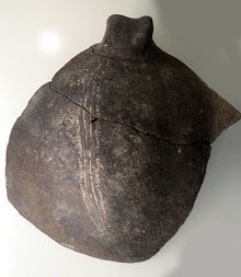 Fragment de vas globular amb coll (decoraci&oacute; cardial)