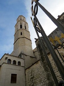 Campanar de l'esgl&eacute;sia de Sant Pere des del monument a Francesc Pujols