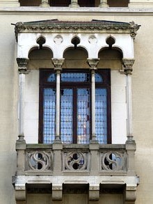Casa Cus&iacute;, 1894. Arquitecte Josep Azemar Pont. Detall de la tribuna de pedra calada