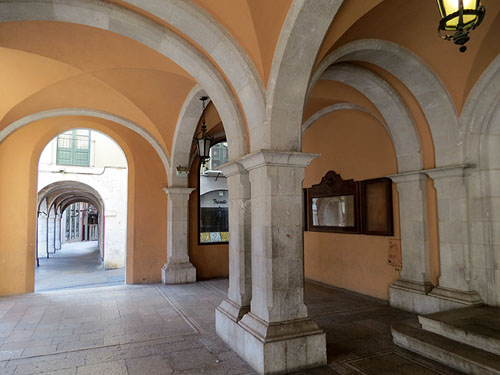 Pla&ccedil;a de l'Ajuntament des de les voltes d'entrada a l'edifici