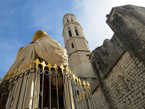 Campanar de l'esgl&eacute;sia de Sant Pere des de la pla&ccedil;a Gala-Salvador Dal&iacute;