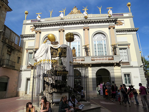 Teatre-Museu Dal&iacute;. En primer terme, monument que Dal&iacute; va dedicar a Francesc Pujols