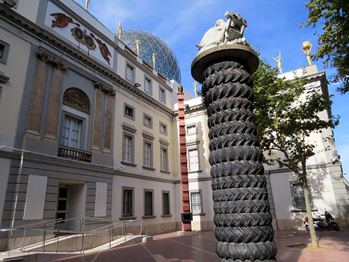 Teatre-Museu Dal&iacute;. Pla&ccedil;a Gala-Salvador Dal&iacute;