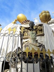 Monument a Francesc Pujols. Pla&ccedil;a Gala-Salvador Dal&iacute;
