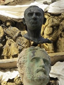 Monument a Francesc Pujols. Pla&ccedil;a Gala-Salvador Dal&iacute;